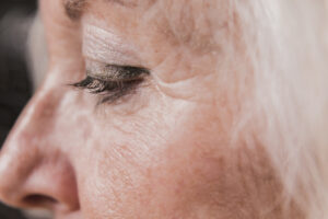 Cómo la Luz Azul y la Polución Aceleran el Envejecimiento