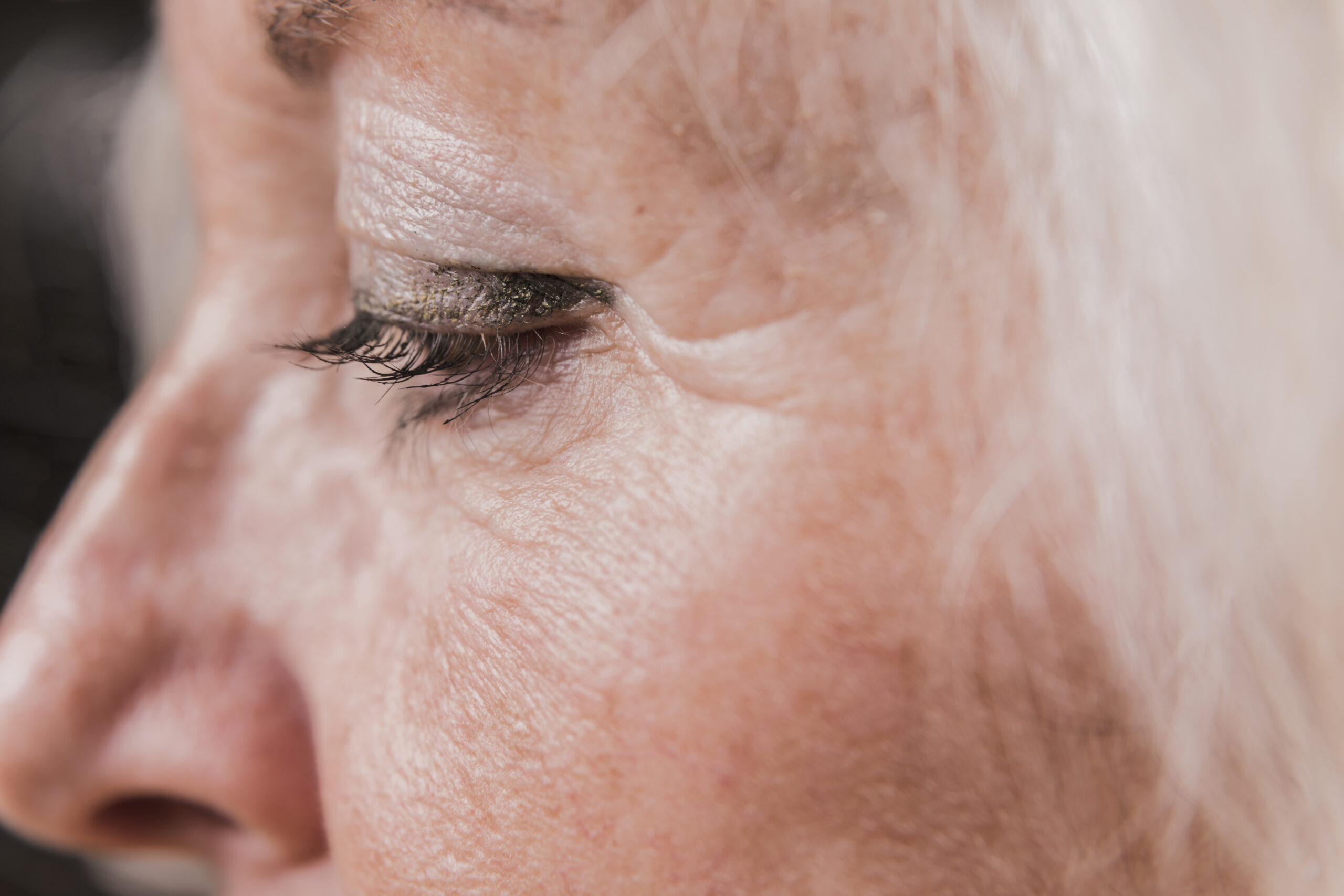 Cómo la Luz Azul y la Polución Aceleran el Envejecimiento